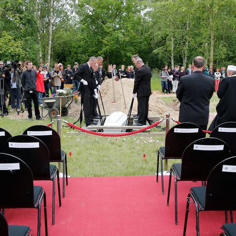 Im Mittelmeer ertrunken: Flüchtling bei umstrittener Protestaktion bestattet