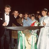 Fußballer-Hochzeiten: ...ganz traditionell einen Baumstamm zu zersägen ...
