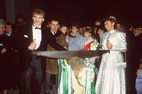 Fußballer-Hochzeiten: ...ganz traditionell einen Baumstamm zu zersägen ...