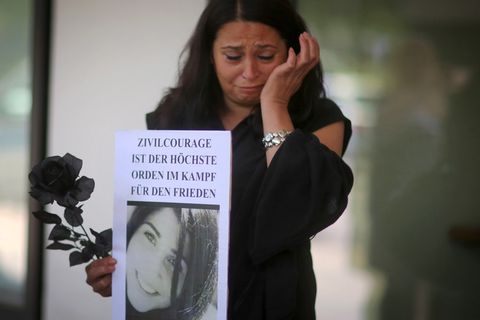 Eine Frau trauert bei einer Mahnwache vor dem Gerichtsgebäude in Darmstadt um Tugce