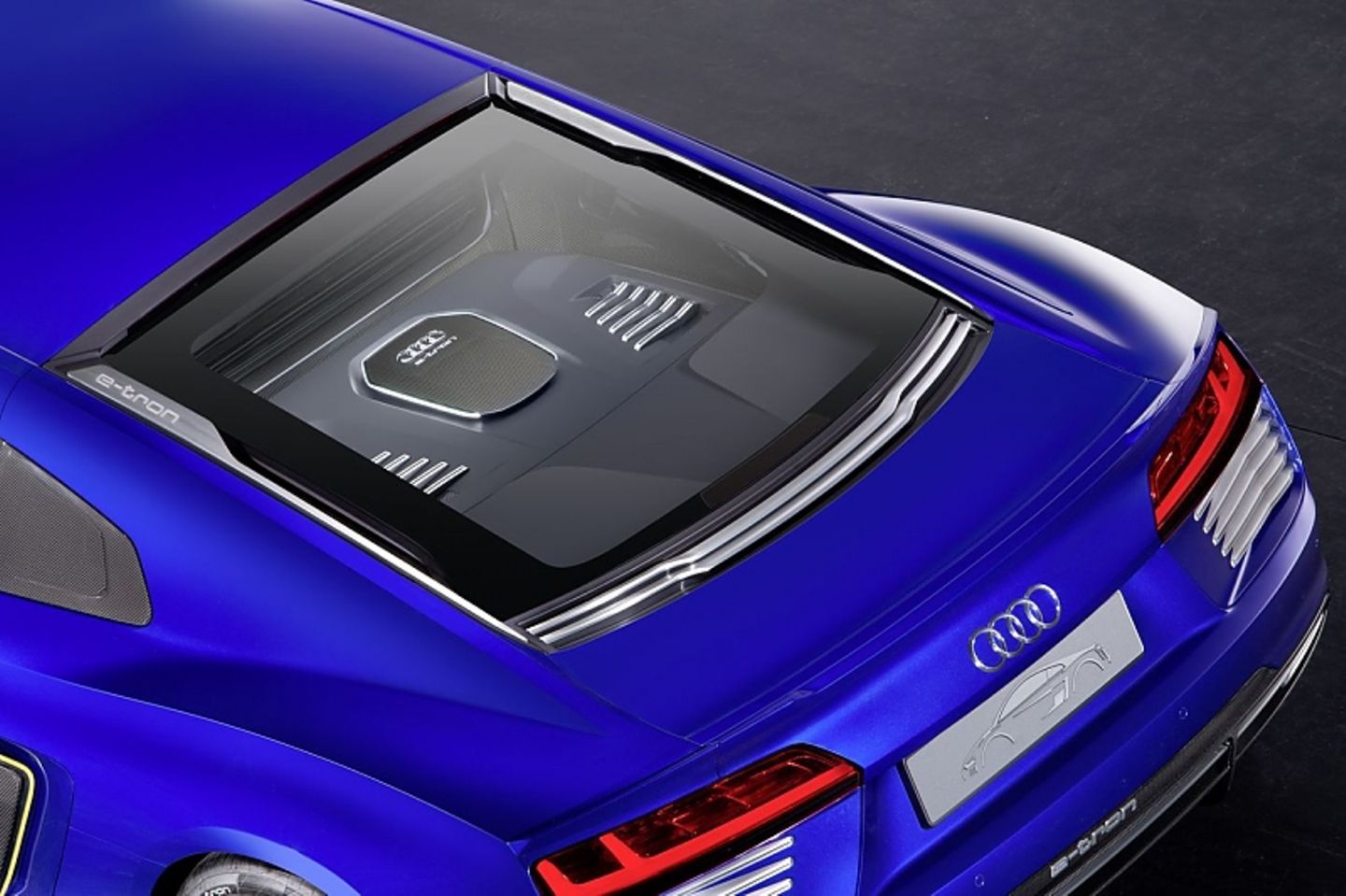 Statt eines V10-Motors gibt es beim Audi R8 e-tron eine schicke Kofferaumabdeckung