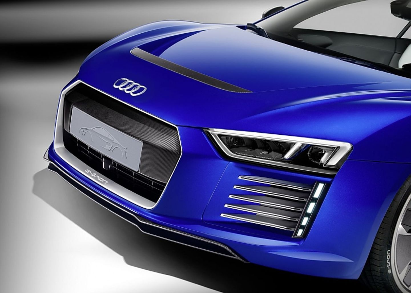 Die Front des Audi R8 e-tron mutet futuristisch an