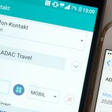 Ein iPhone und ein Android-Gerät zeigen den gleichen Kontakt an.