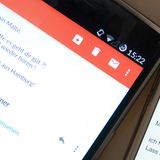 Ein iPhone und ein Android-Smartphone zeigen dieselbe E-Mail