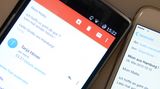 Ein iPhone und ein Android-Smartphone zeigen dieselbe E-Mail