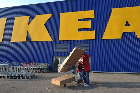 Große Möbelpakete schleppen? Möbel im Netz einzukaufen, macht das Shoppen bequemer.