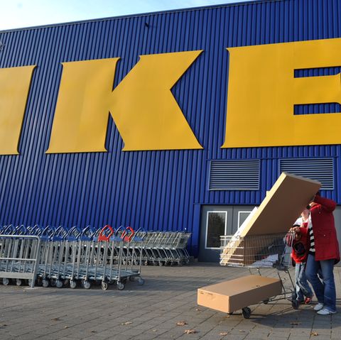 Große Möbelpakete schleppen? Möbel im Netz einzukaufen, macht das Shoppen bequemer.