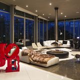 Das Wohnzimmer mit schwebendem Kamin