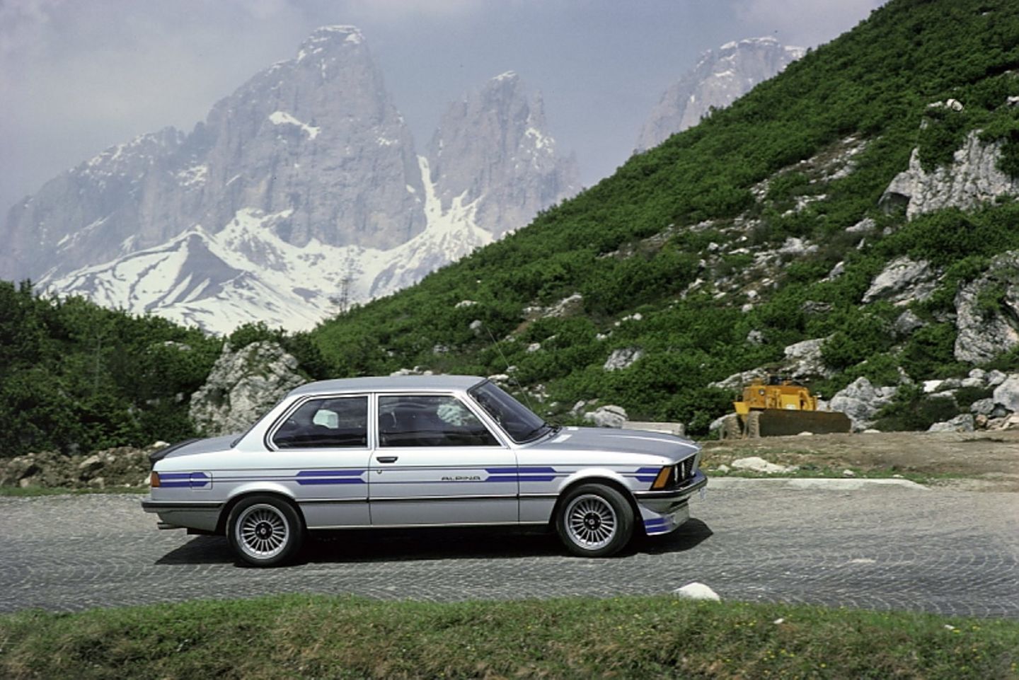 Die seinerzeit sparsamste Sportlimousine der Welt war mit dem BMW ALPNA B6 2,8 in den 1980er-Jahren auch eine der sportlichsten. Der 2,8 Liter große Reihensechszylinder erreichte Dank 147 kW / 200 PS und 248 Nm maximalem Drehmoment aus dem Stand die Tempo-100-Marke in 7,5 Sekunden und eine Spitzengeschwindigkeit von 220 km/h. Die seinerzeit sparsamste Sportlimousine der Welt war mit dem BMW ALPNA B6 2,8 in den 1980er-Jahren auch eine der sportlichsten.