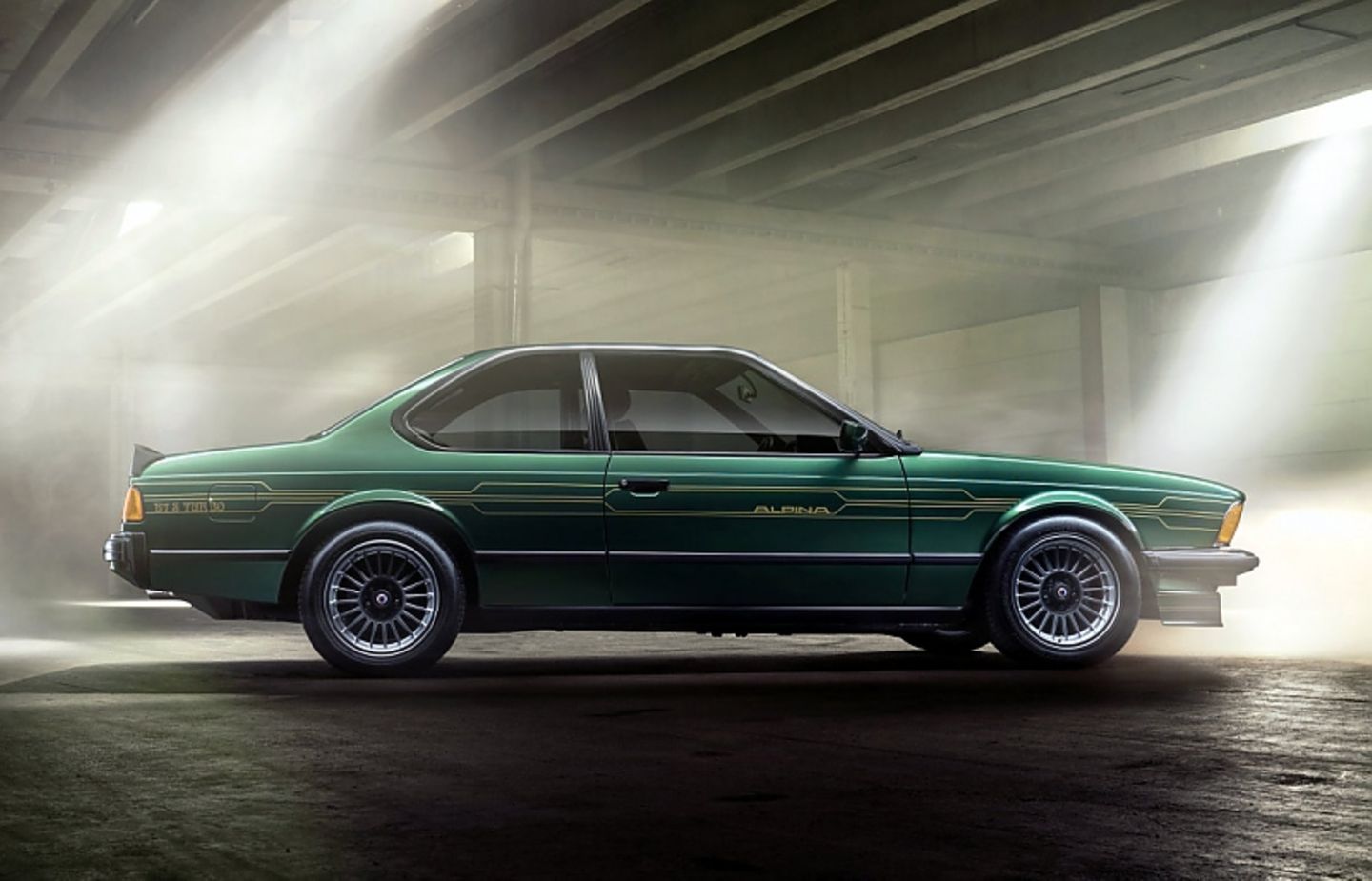 Das dunkelgrüne BMW ALPINA B7 S Coupé war in seiner Zeit konkurrenzlos. Das 243 kW / 330 PS starke Luxuscoupé war mit einer Höchstgeschwindigkeit von 262 km/h der internationalen Coupékonkurrenz weit überlegen und definierte die Maßstäbe nicht nur in seinem Segment neu. Der KKK-Turbolader holte aus dem 3,5 Liter großen Reihensechszylinder gewaltige 500 Nm bei 3.000 U/min maximales Drehmoment. Der Fahrer wurde zum Pilot und konnte den Ladedruck manuell zwischen 0,45 und 0,9 bar regulieren. Das dunkelgrüne BMW ALPINA B7 S Coupé war in seiner Zeit konkurrenzlos. Das 243 kW / 330 PS starke Luxuscoupé war mit einer Höch