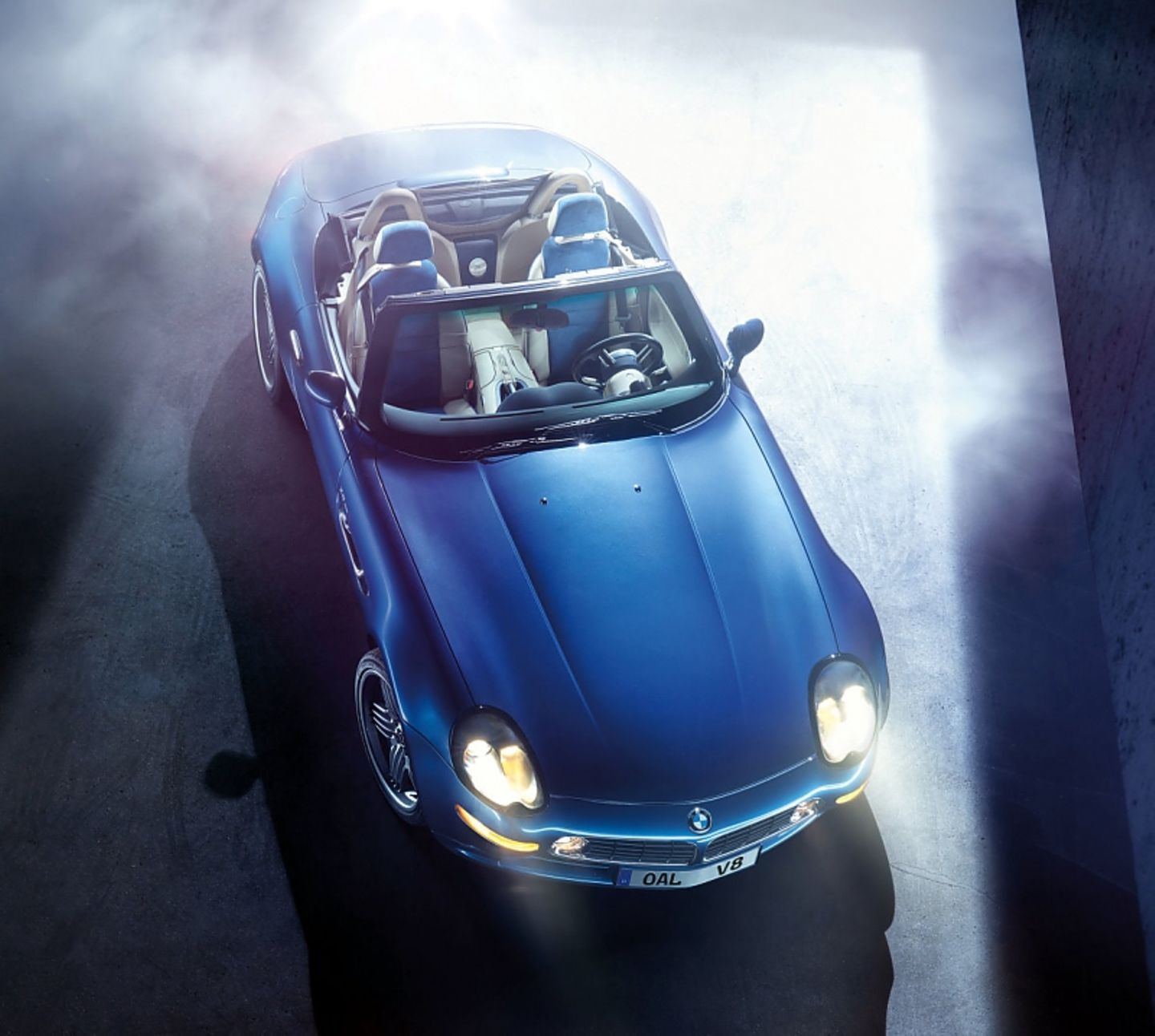 Als ob der BMW Z8 nicht schon spektakulär genug gewesen wäre, setzte ALPINA dem exklusiven Roadster die Krone auf. Der auffälligste Unterschied neben feinen Design-Dreingaben war die ALPINA SWITCH-TRONIC, die sich auch am Lenkrad komfortabel und dynamisch schalten ließ. Eine perfekte Symbiose mit dem 4,8 Liter großen Achtzylinder-Saugmotor, der mit 280 kW / 381 PS und 520 Nm maximalem Drehmoment bei 3.800 U/min keinerlei Wünsche offen ließ. Noch spektakulärer als die abgeregelte Höchstgeschwindigkeit von 26 Als ob der BMW Z8 nicht schon spektakulär genug gewesen wäre, setzte ALPINA dem exklusiven Roadster die Krone auf. Der auffällig