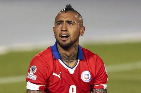 Arturo Vidal hockt während des Spiels Chiles gegen Ecuardor auf dem Rasen