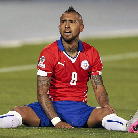 Arturo Vidal hockt während des Spiels Chiles gegen Ecuardor auf dem Rasen