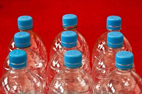 Der Flaschenpfand bei Einwegflaschen lockt Betrüger und kostet den Steuerzahler jährlich bis zu 40 Millionen Euro. 