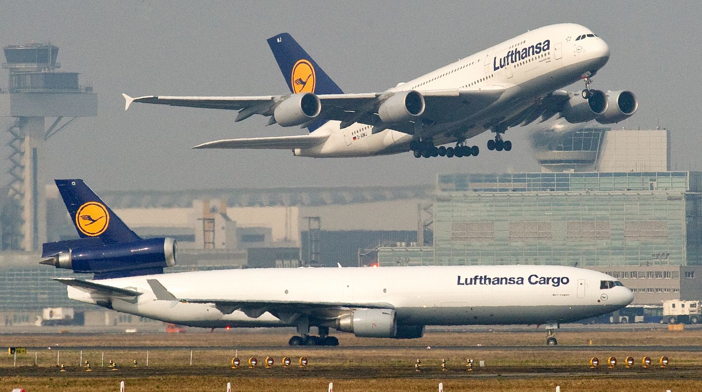 Zwei Maschinen der Lufthansa am Frankfurter Flughafen Zwei Maschinen der Lufthansa am Frankfurter Flughafen