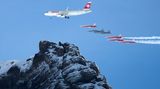 Platz 14: Swiss International Air Lines  Die Schweizer Fluglinie genießt ein gutes Renommee und erweitert ihre Flotte um Kurzstreckenjets vom Typ Bombardier C-Series und um größere Langstreckenmaschinen vom Typ Boeing 777. Im Bild ein Airbus A320, der bei einem Sonderflug von der Patrouille Suisse, der Kunstflugstaffel der Schweizer Luftwaffe, begleitet wird.