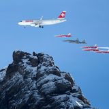 Platz 14: Swiss International Air Lines  Die Schweizer Fluglinie genießt ein gutes Renommee und erweitert ihre Flotte um Kurzstreckenjets vom Typ Bombardier C-Series und um größere Langstreckenmaschinen vom Typ Boeing 777. Im Bild ein Airbus A320, der bei einem Sonderflug von der Patrouille Suisse, der Kunstflugstaffel der Schweizer Luftwaffe, begleitet wird.