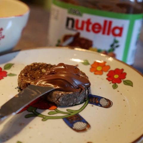 In Nutella ist Palmöl enthalten - die französische Umweltministerin ruft nun zum Boykott des Brotaufstrichs auf. 