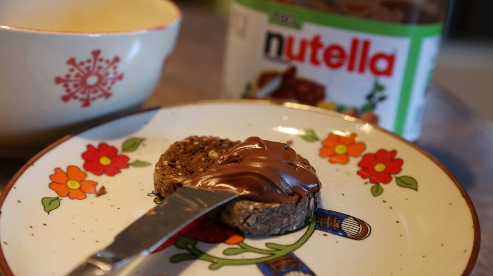 In Nutella ist Palmöl enthalten - die französische Umweltministerin ruft nun zum Boykott des Brotaufstrichs auf. 