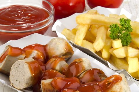 Eine Currywurst mit Pommes, der klassische Imbiss in Deutschland