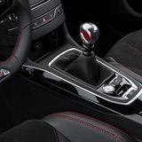 Geschaltet wird per manuellen Sechsgang-Getriebes.