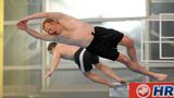 "Turmspringen"  2004 startete Raab seine nächste Show – und lud kurz vor Weihnachten in die Olympia-Schwimmhalle in München. In den Disziplinen Einzel- und Synchronspringen maßen sich Raab und sein Sidekick Elton mit Moderatoren, Sportlern und anderer Prominenz. Während 2008 noch 23,4 Prozent Marktanteil bei den 14- bis 49-Jährigen gemessen wurden, waren es 2010 nur noch 14,7 Prozent. Im November 2012 verletzte sich der Schauspieler Stephen Dürr beim Training für das Turmspringen schwer und musste an der Halswirbelsäule operiert werden. Dürr erstattete Anzeige wegen Körperverletzung, weil er vor dem Sprung vom Drei-Meter-Brett nicht ausreichend über die Risiken aufgeklärt worden sei.