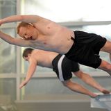 "Turmspringen"  2004 startete Raab seine nächste Show – und lud kurz vor Weihnachten in die Olympia-Schwimmhalle in München. In den Disziplinen Einzel- und Synchronspringen maßen sich Raab und sein Sidekick Elton mit Moderatoren, Sportlern und anderer Prominenz. Während 2008 noch 23,4 Prozent Marktanteil bei den 14- bis 49-Jährigen gemessen wurden, waren es 2010 nur noch 14,7 Prozent. Im November 2012 verletzte sich der Schauspieler Stephen Dürr beim Training für das Turmspringen schwer und musste an der Halswirbelsäule operiert werden. Dürr erstattete Anzeige wegen Körperverletzung, weil er vor dem Sprung vom Drei-Meter-Brett nicht ausreichend über die Risiken aufgeklärt worden sei.