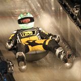 "Wok-WM"  Als Gast bei "Wetten, dass ..?" bot Stefan Raab im Frühjahr 2003 an, bei verlorener Wette einen Eiskanal in einem Wok hinabzufahren. Die Wette gewann er zwar, dennoch wagte sich Raab im asiatischen Kochgerät aufs Eis. Neun Monate später strahlte ProSieben die erste "Wok-WM" aus. Die erste Show sahen durchschnittlich 4,54 Millionen Zuschauer, was einem Marktanteil von 16,3 Prozent entsprach. Bei den 14- bis 49-Jährigen waren es gar 29,7 Prozent. Bei der Jubiläumssendung im März 2012 lag der Marktanteil in dieser Zielgruppe dann nur noch bei 17,1 Prozent.