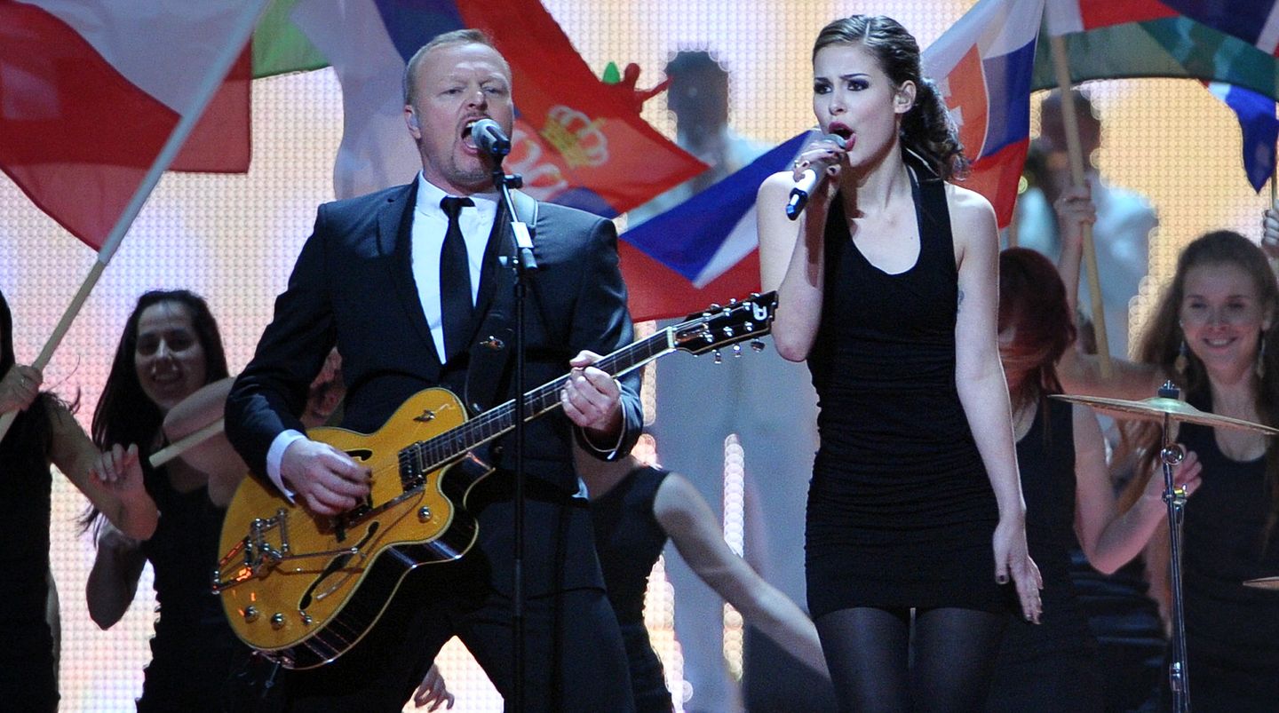 Comeback: Eurovision Song Contest Auf der Suche nach einem Interpreten, der es schaffen würde, Deutschland beim europäischen Musikwettbewerb nicht auf die letzten Plätze zu singen, ging die ARD 2010 eine Kooperation mit Raab ein. Der hatte 1998 das Grand-Prix-Lied für Guildo Horn komponiert, war 2000 selbst angetreten und schickte 2004 seinen Schützling Max Mutzke ins Rennen – bei allen drei Anlässen kam er unter die ersten zehn. Bei der 2010er-Castingshow "Unser Star für Oslo" siegte Lena Meyer-Landrut, die mit "Satellite" auch in Oslo den ersten Platz belegte. Ein Jahr später suchten Raab und Lena im Format "Unser Song für Deutschland" nach einem neuen Topsong – und landeten schließlich beim Wettbewerb auf Platz zehn. 2012 sang sich der ebenfalls von Raab geförderte Roman Lob auf Platz acht. Eurovision Song Contest Auf der Suche nach einem Interpreten, der es schaffen würde, Deutschland beim europäischen Musikwettbewerb nicht auf die letzten Plätze zu singen, ging die ARD 2010 eine Kooperation mit Raab ein. Der hatte 1998 das Grand-Prix-Lied für Guildo Horn komponiert, war 2000 selbst angetreten und schickte 2004 seinen Schützling Max Mutzke ins Rennen – bei allen drei Anlässen kam er unter die ersten zehn. Bei der 2010er-Castingshow "Unser Star für Oslo" siegte Lena Meyer-Landrut, die mit "Satellite" auch in Oslo den ersten Platz belegte. Ein Jahr später suchten Raab und Lena im Format "Unser Song für Deutschland" nach einem neuen Topsong – und landeten schließlich beim Wettbewerb auf Platz zehn. 2012 sang sich der ebenfalls von Raab geförderte Roman Lob auf Platz acht.