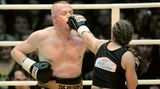 "Das große Promiboxen"  Im März 2001 ließ sich Stefan Raab erstmals von Boxerin Regina Halmich vermöbeln. Die Weltmeisterin im Fliegengewicht brach dem Moderator die Nase. Sechs Jahre später kam es zur Revanche im Ring. Raab verlor erneut.
