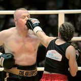 "Das große Promiboxen"  Im März 2001 ließ sich Stefan Raab erstmals von Boxerin Regina Halmich vermöbeln. Die Weltmeisterin im Fliegengewicht brach dem Moderator die Nase. Sechs Jahre später kam es zur Revanche im Ring. Raab verlor erneut.