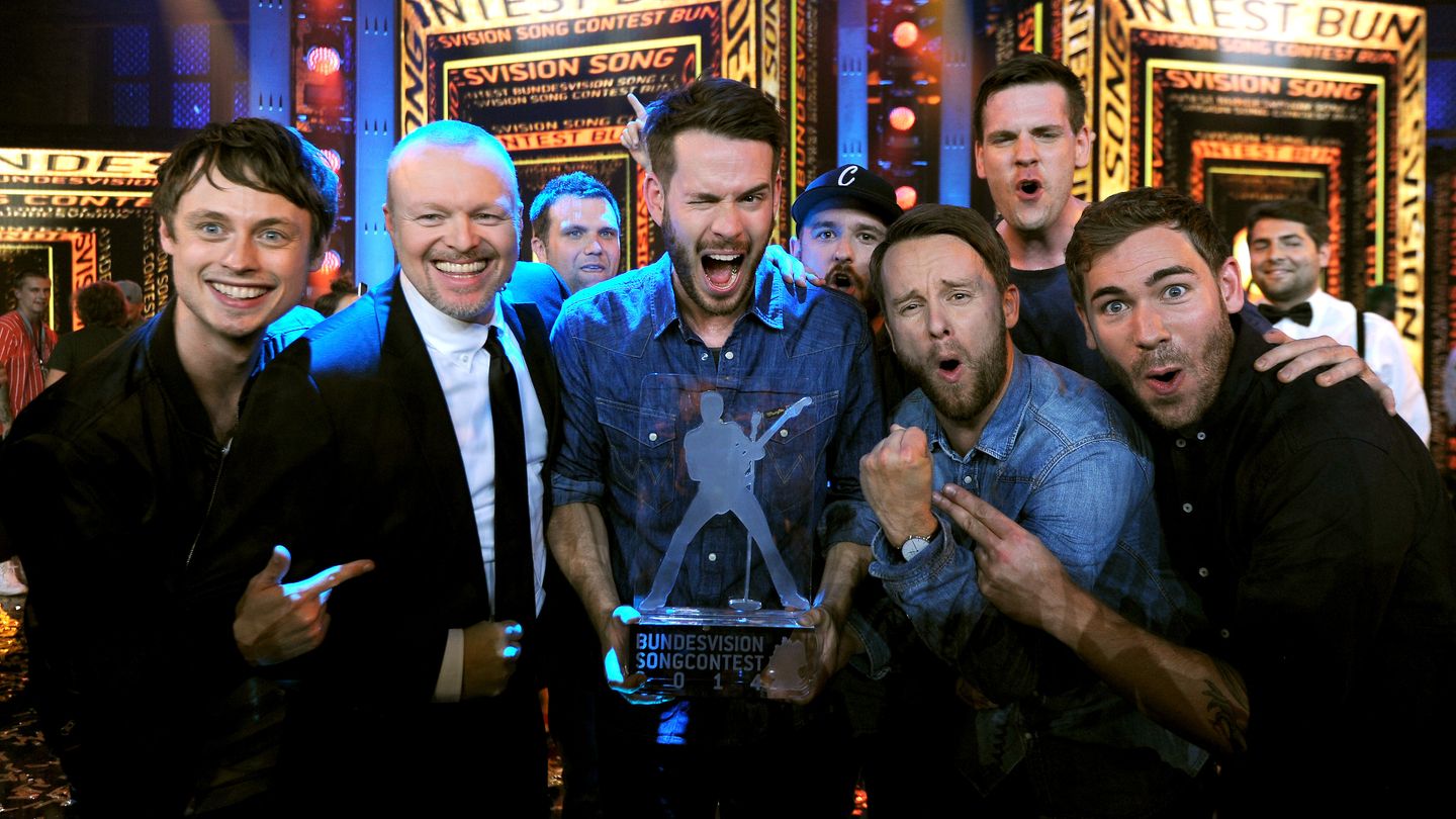 Comeback: "Bundesvision Song Contest" Weil ihm der Eurovision Song Contest zu lahm war, initiierte Stefan Raab 2005 die deutsche Gegenveranstaltung dazu, den "Bundesvision Song Contest". 2014 siegte die Band Revolverheld (Foto). Beim letzten Wettbewerb unter Raabs Führung Ende August 2015 gewann Mark Forster. "Bundesvision Song Contest" Weil ihm der Eurovision Song Contest zu lahm war, initiierte Stefan Raab 2005 die deutsche Gegenveranstaltung dazu, den "Bundesvision Song Contest". 2014 siegte die Band Revolverheld (Foto). Beim letzten Wettbewerb unter Raabs Führung Ende August 2015 gewann Mark Forster.
