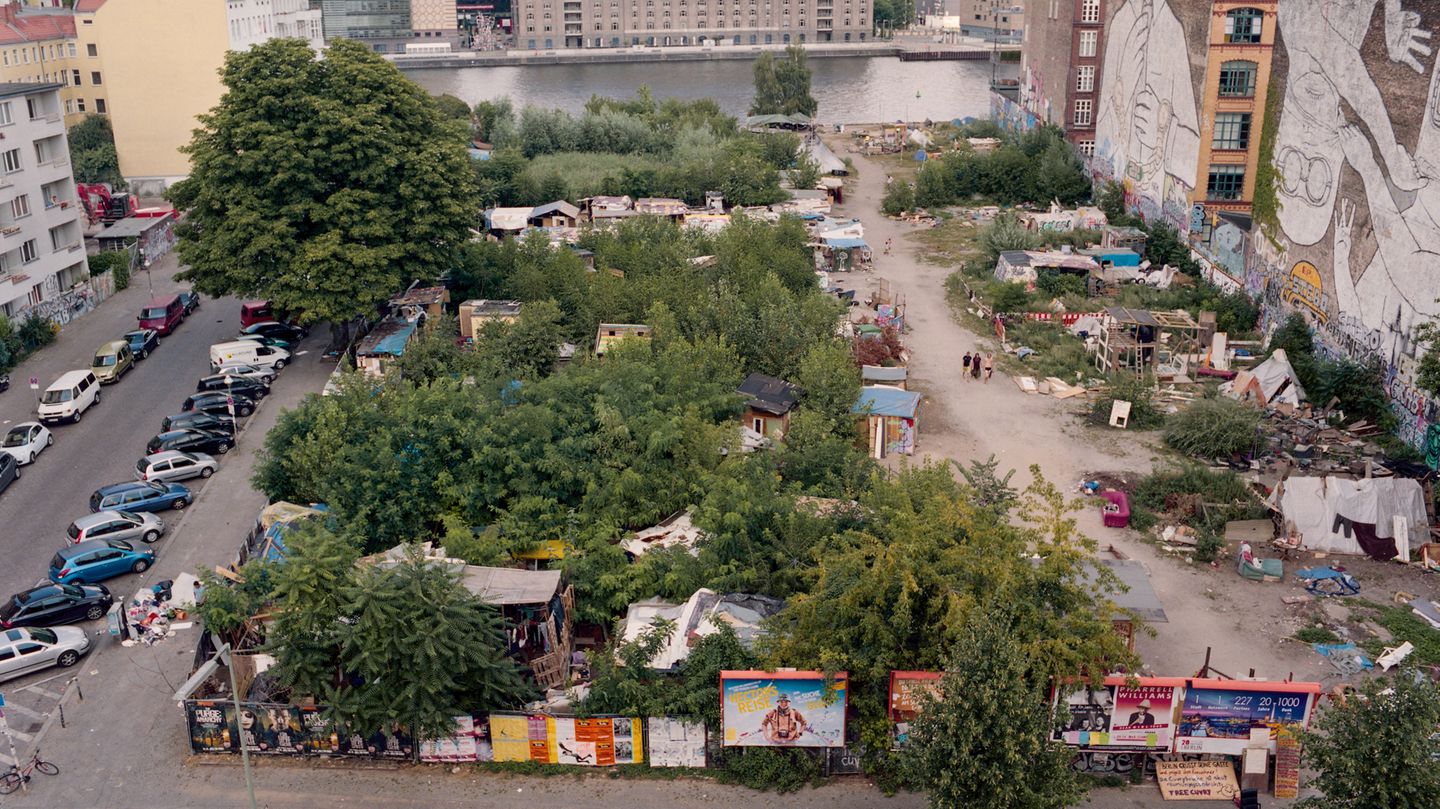 Die Cuvry: Auf der mit Zelten und Hütten besiedelten Brache am Kreuzberger Spreeufer wohnen verschiedenste Nationalitäten nebeneinander