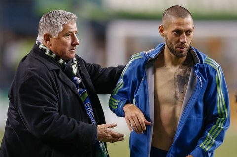 US-Nationalspieler Clint Dempsey (r.) sah Rot, weil er den Block des Schiedsrichters zerriss.