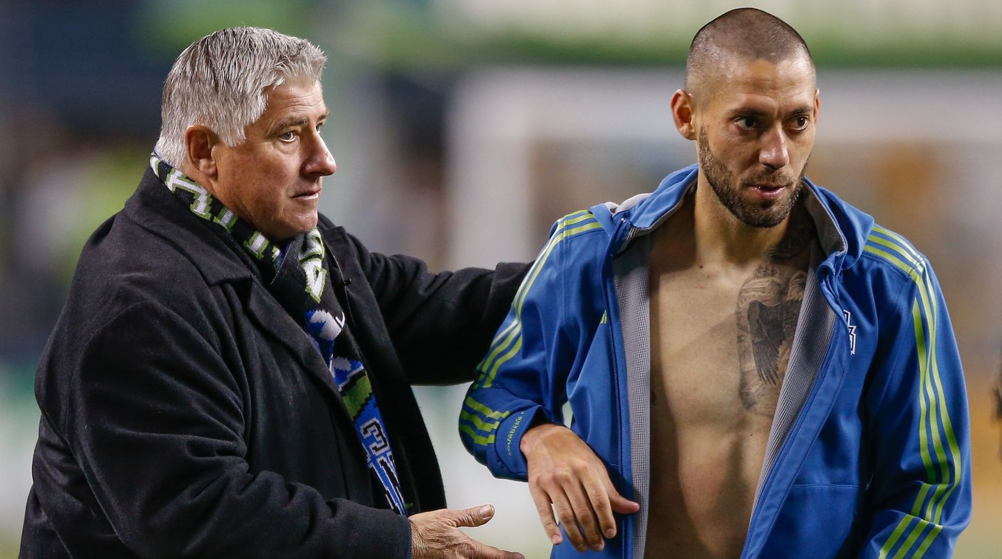 US-Nationalspieler Clint Dempsey (r.) sah Rot, weil er den Block des Schiedsrichters zerriss.