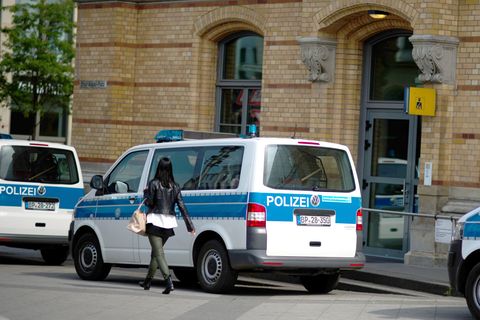 Bundespolizisten in Hannover soll einen Mann im Polizei-Bully verprügelt haben