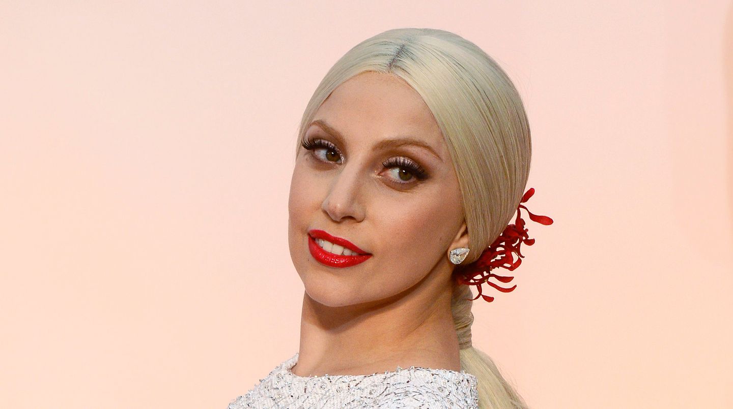 Lady Gaga zeigt ihre Kurven