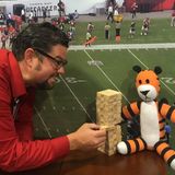 Tony D'Aiuto, der die Idee zu Hobbes' Flughafen-Abenteuer hatte, tritt in der Mittagspause bei einer Runde Jenga gegen den Tiger an