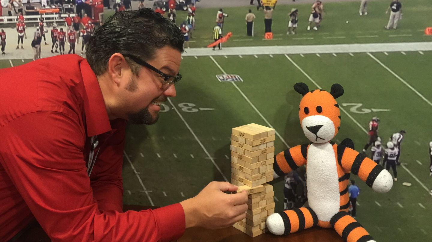 Tony D'Aiuto, der die Idee zu Hobbes' Flughafen-Abenteuer hatte, tritt in der Mittagspause bei einer Runde Jenga gegen den Tiger an