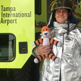 Besuch bei der Feuerwehr, Hobbes macht sich Sorgen: "Ich hoffe, mein Fell ist nicht entzündbar! Werden wir wohl gleich merken ..."