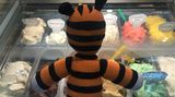 Hobbes muss sich entscheiden, die Eissorten sehen köstlich aus. Da er ein Tiger ist, liegt die Wahl nahe: "Blutorange klingt ziemlich gut!"