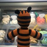 Hobbes muss sich entscheiden, die Eissorten sehen köstlich aus. Da er ein Tiger ist, liegt die Wahl nahe: "Blutorange klingt ziemlich gut!"