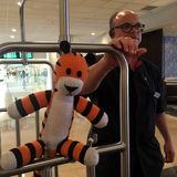 Hobbes hilft dabei, das Gepäck von Fluggästen ins Marriott zu liefern