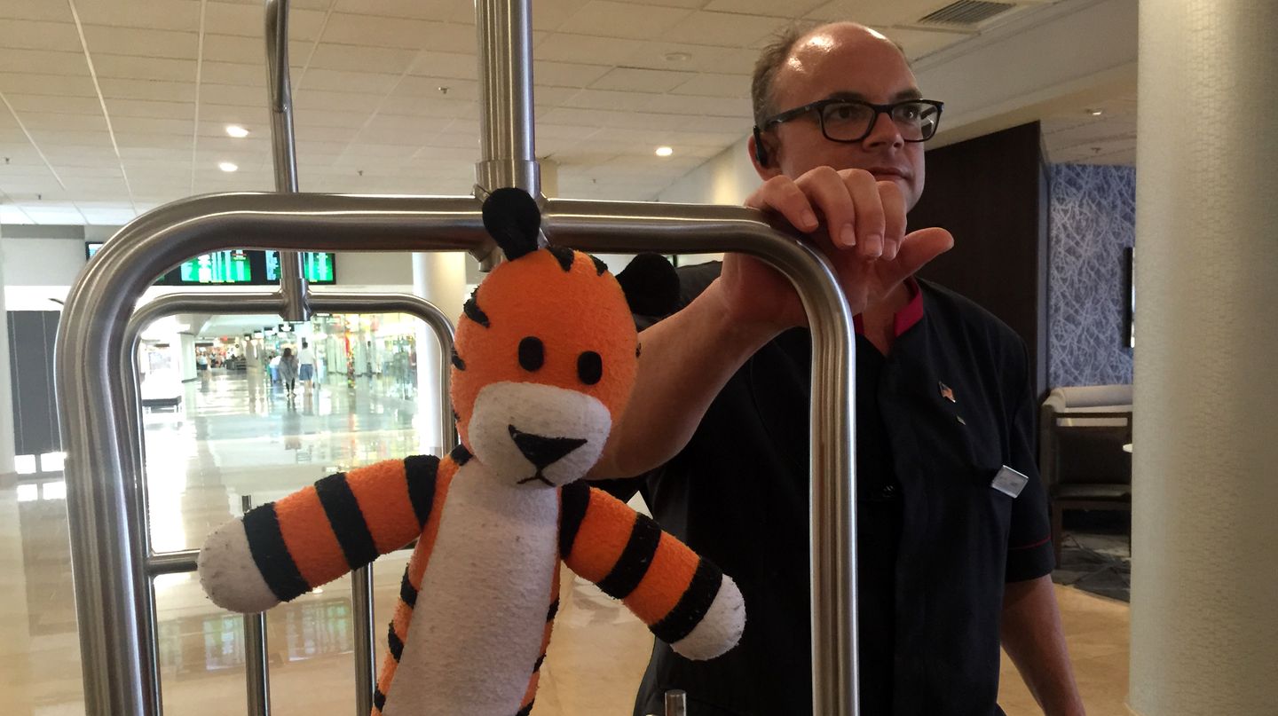 Hobbes hilft dabei, das Gepäck von Fluggästen ins Marriott zu liefern