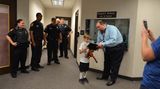 Owen ist aus Houston zurück! Tonys Kollege James Parker überreicht ihm sein Kuscheltier und das Buch über dessen Abenteuer. Die Flughafenpolizei freut sich mit.