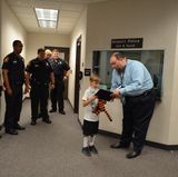 Owen ist aus Houston zurück! Tonys Kollege James Parker überreicht ihm sein Kuscheltier und das Buch über dessen Abenteuer. Die Flughafenpolizei freut sich mit.