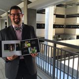 Tony D'Aiuto präsentiert - ein bisschen stolz - das Buch, das er für Owen gemacht hat. Der kleine Tiger wird ihm in seinen Mittagspausen nun wohl fehlen.