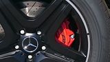 Die roten AMG-Bremssättel scheinen durch die schicken Felgen.