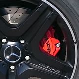Die roten AMG-Bremssättel scheinen durch die schicken Felgen.
