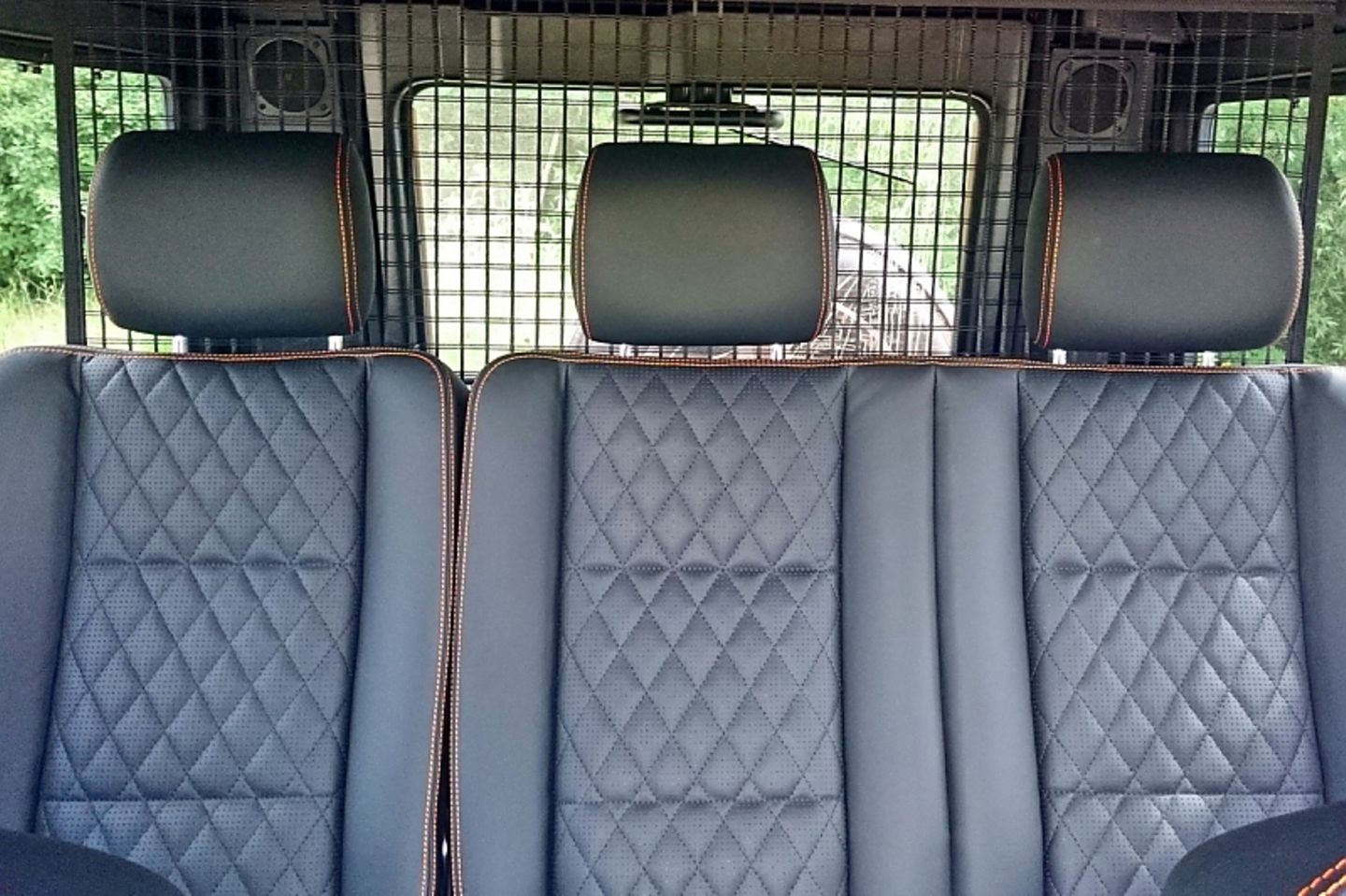 Ziernähte an den Sitzen zeichnen den Mercedes G 63 AMG Crazy Colour aus.